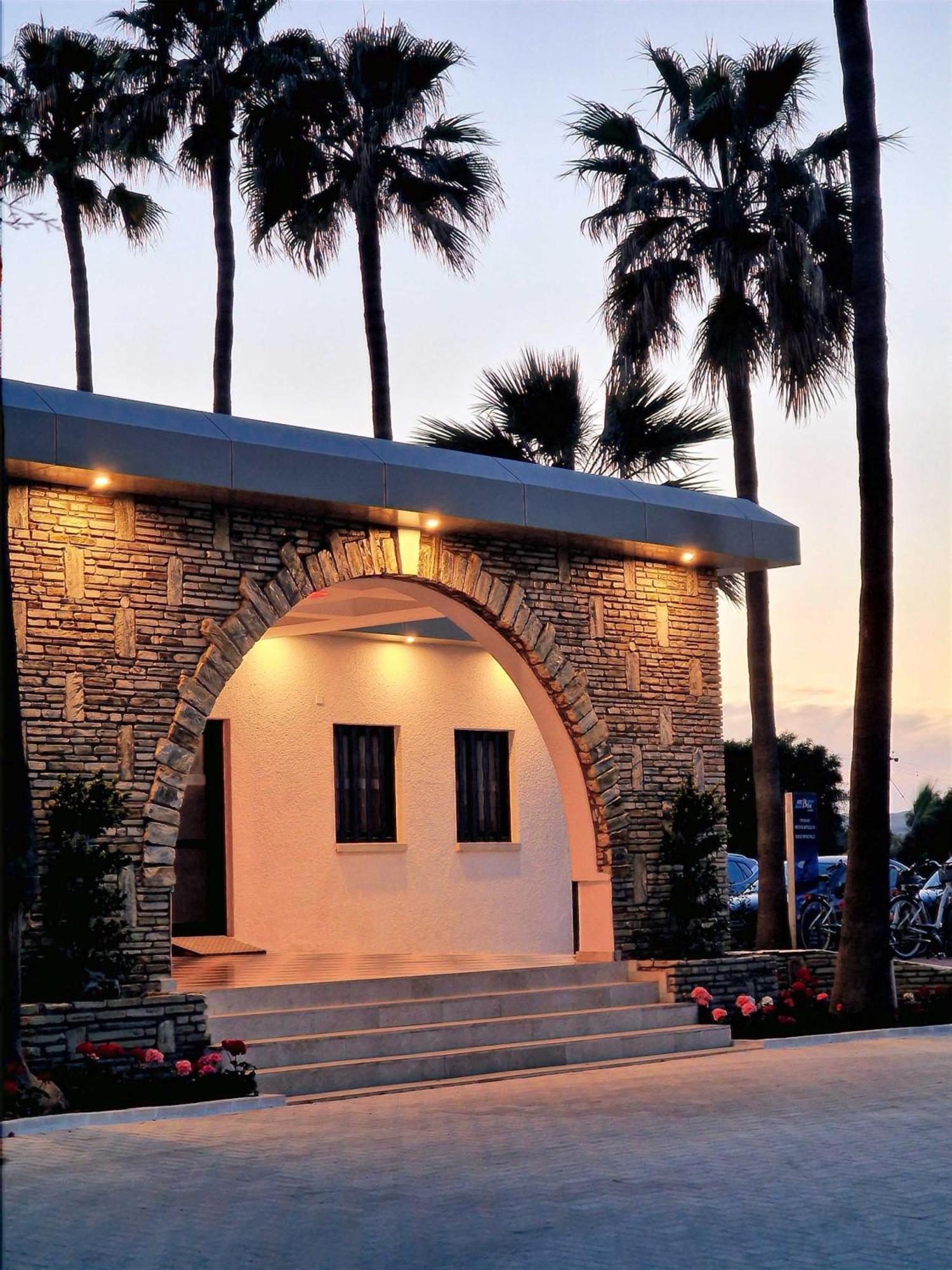 Sveltos Hotel Larnaca Bagian luar foto